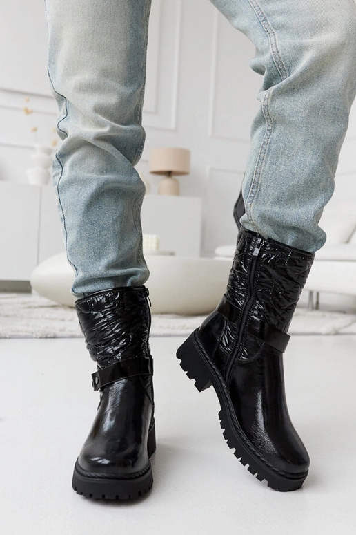 Mustad lakitud kingad dekoratiivse...