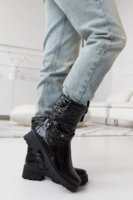 Mustad lakitud kingad dekoratiivse...