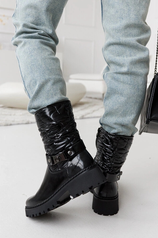 Mustad lakitud kingad dekoratiivse...