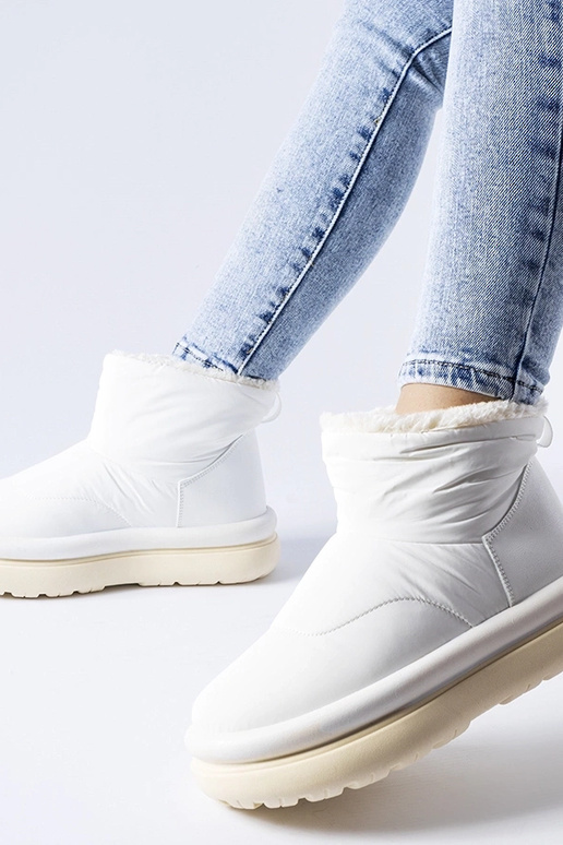 Valged sooja voodriga lumelauasaapad...