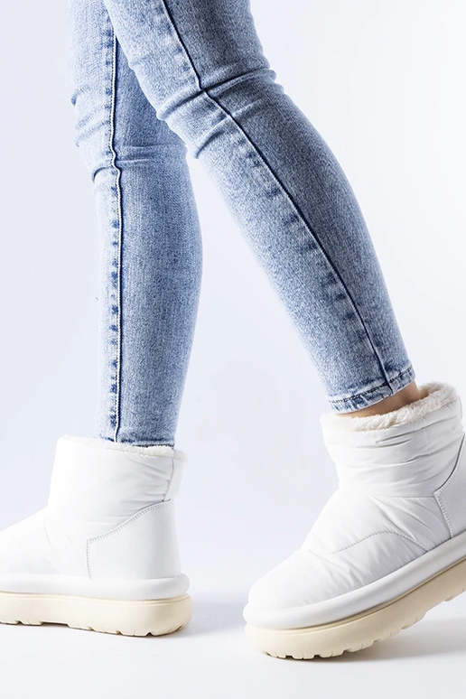 Valged sooja voodriga lumelauasaapad...