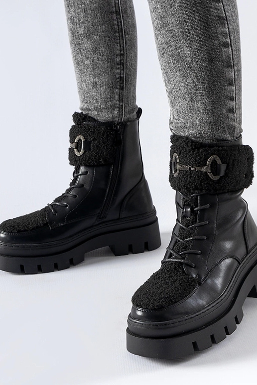 Mustad isoleeritud Highlandi pandlaga...