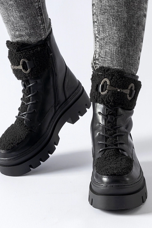 Mustad isoleeritud Highlandi pandlaga...