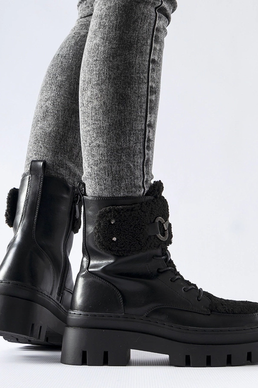 Mustad isoleeritud Highlandi pandlaga...