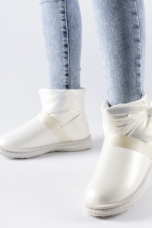 Delaune beežid läikivad lühikesed...