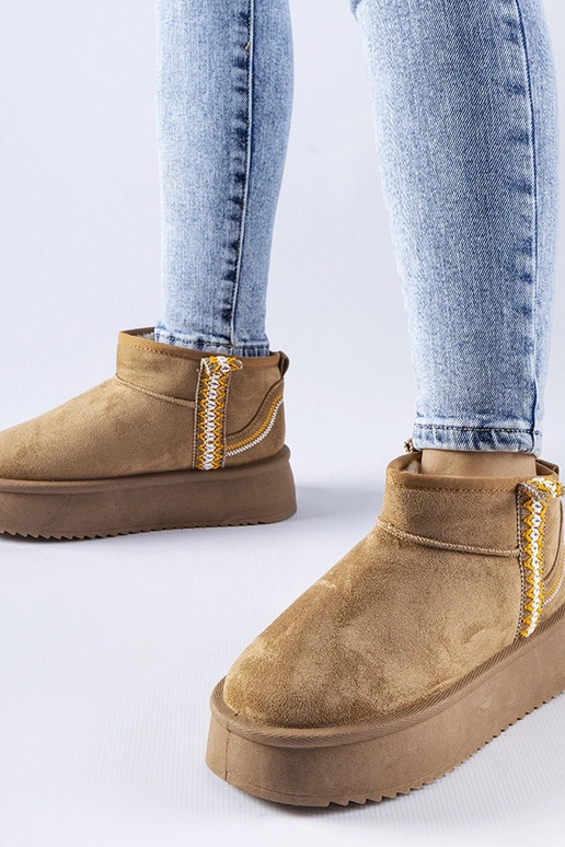 Tumedad beežid talvesaapad platvormil...