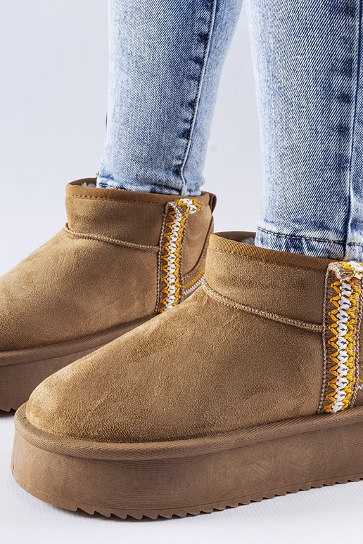 Tumedad beežid talvesaapad platvormil...