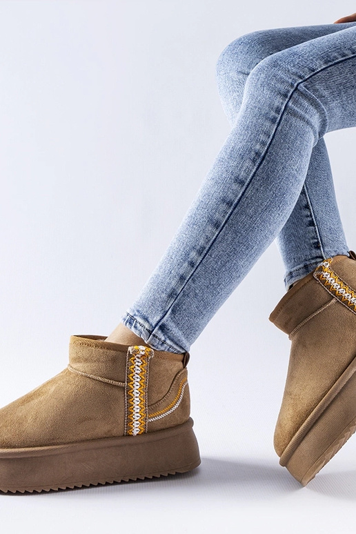 Tumedad beežid talvesaapad platvormil...