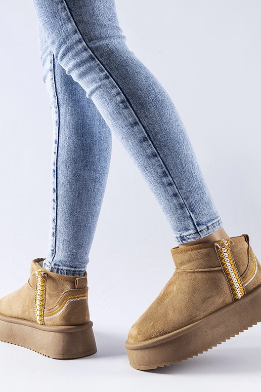 Tumedad beežid talvesaapad platvormil...