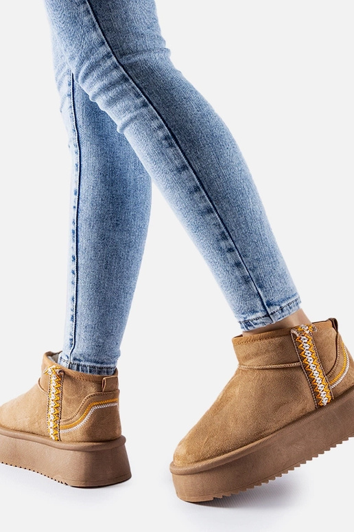 Tumedad beežid talvesaapad platvormil...