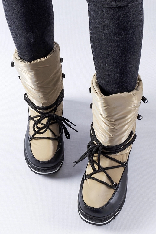 Tumedad beežid talvesaapad platvormil...