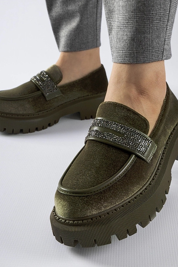 Rohelised loaferid, mis on kaunistatud tsirkoonidega Longuelo