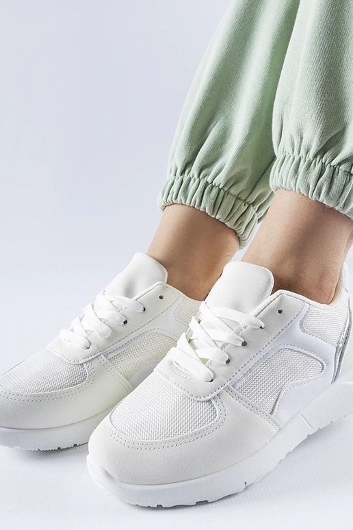 Naiste spordijalatsid valged tossud... Naiste spordijalatsid valged tossud...