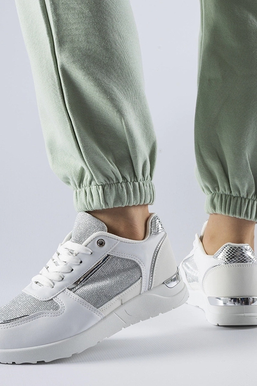 Valged dekoratiivse lõngaga tossud... Valged dekoratiivse lõngaga tossud...