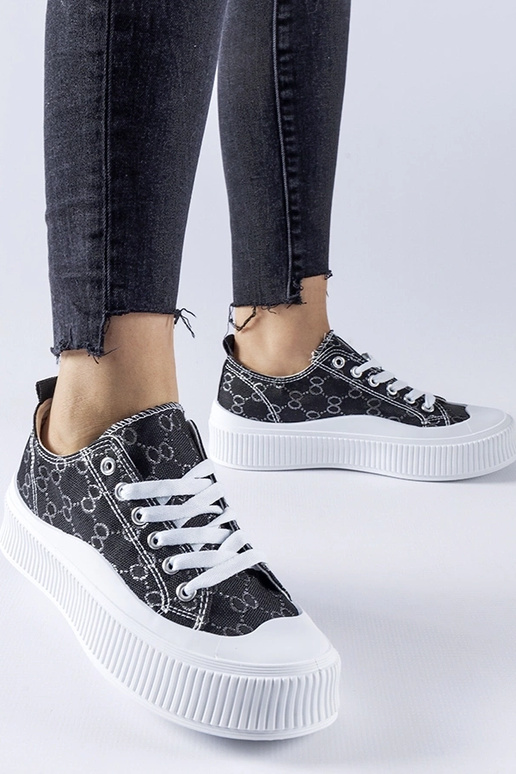 Mustad tossud, mis on kaunistatud...