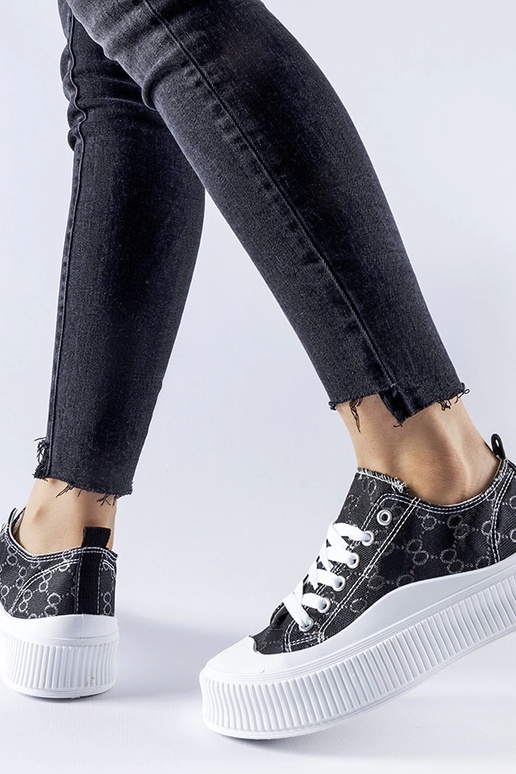 Mustad tossud, mis on kaunistatud...