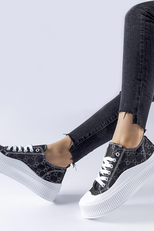 Mustad tossud, mis on kaunistatud...