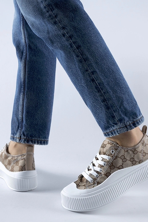 Pruunid tossud, mis on kaunistatud...