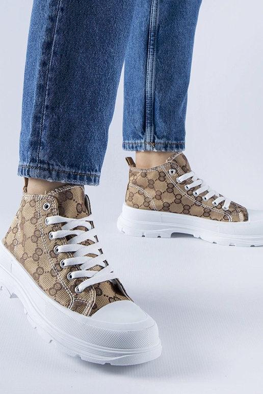 Pruunid tossud, mis on kaunistatud...