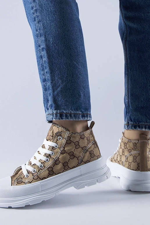 Pruunid tossud, mis on kaunistatud...