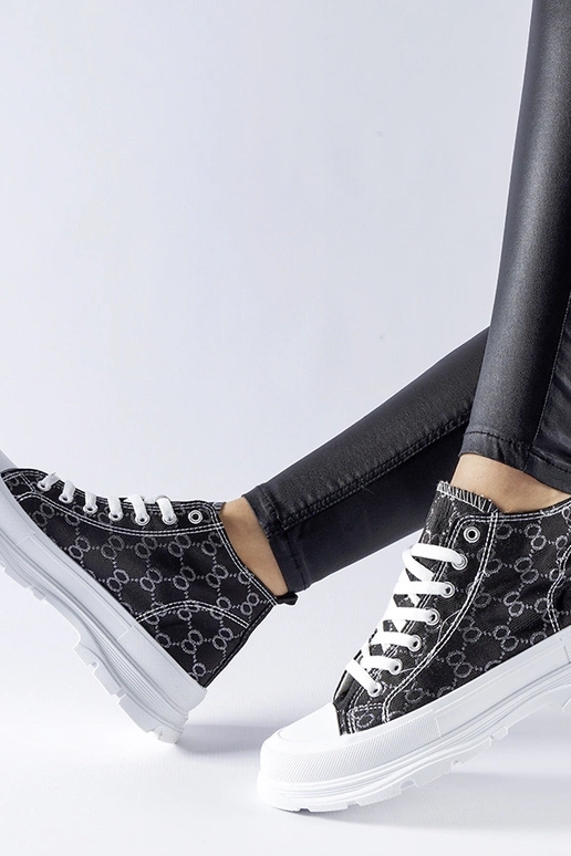 Mustad tossud, mis on kaunistatud...