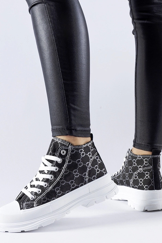 Mustad tossud, mis on kaunistatud...