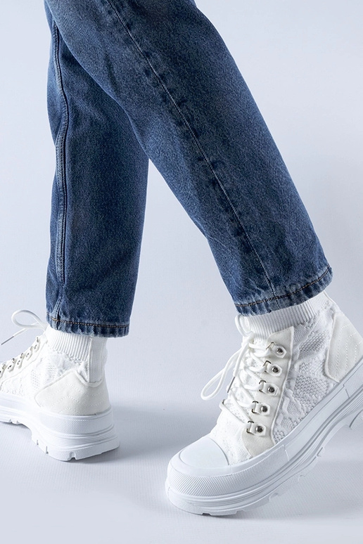 Valged kõrgest kangast tossud Casalma