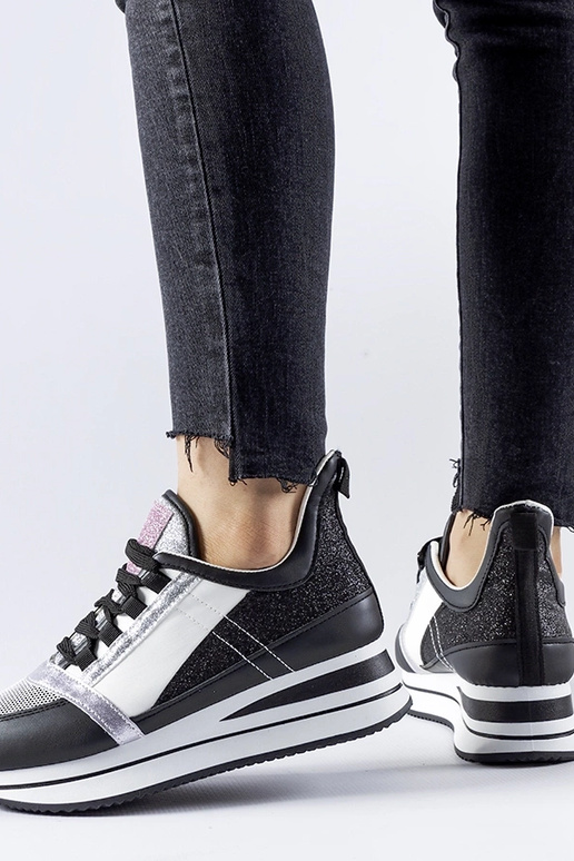 Mustad sädelevad tossud platvormil... Mustad sädelevad tossud platvormil...