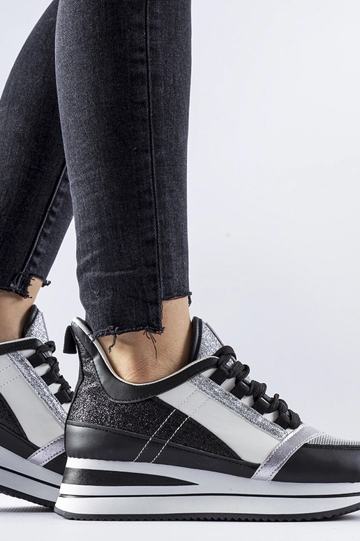 Mustad sädelevad tossud platvormil... Mustad sädelevad tossud platvormil...