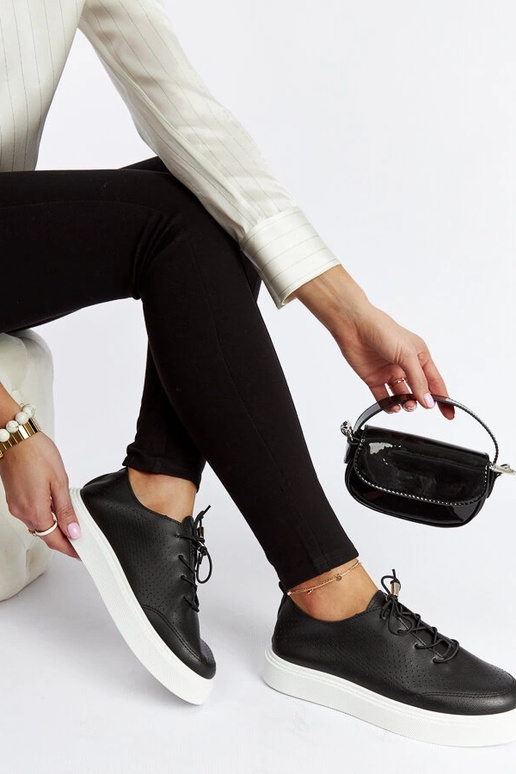 Laytonville mustad perforeeritud tossud