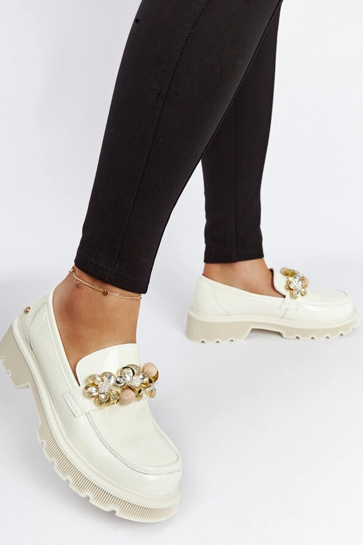 GOE NN2N4202 beežid lakknahkmoškinad