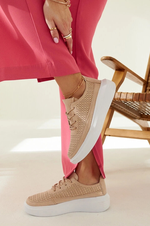 Naiste kuldsed tossud platvormil,... Naiste kuldsed tossud platvormil,...