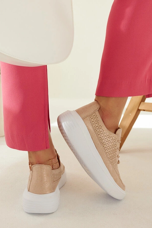 Naiste kuldsed tossud platvormil,... Naiste kuldsed tossud platvormil,...