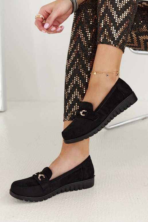 Mustast seemisnahast naiste jalatsid...