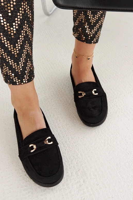 Mustast seemisnahast naiste jalatsid...