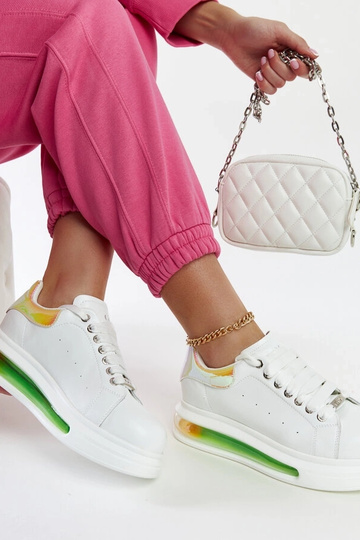 Valged tossud platvormil... 2