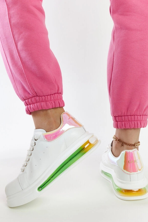 Valged tossud platvormil GOE NN2N4029 Valged tossud platvormil GOE NN2N4029