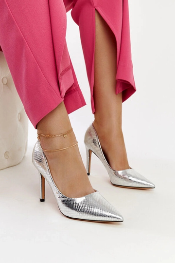 Hõbedased lakitud kontsad...