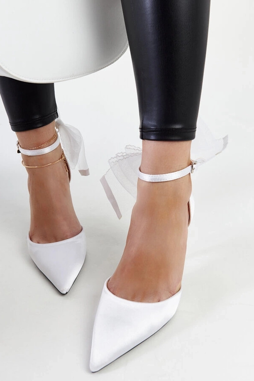 Valged kõrged kontsad kaarega Ilaysa