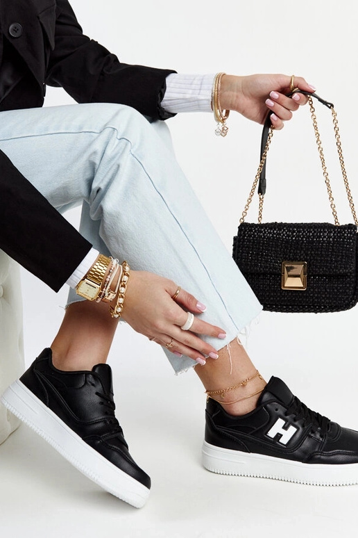 Mustad tossud valgel platvormil Mentha