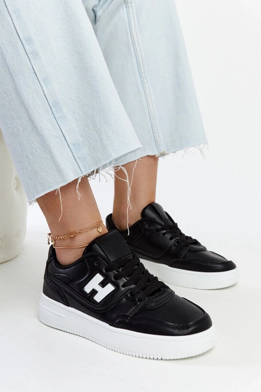 Mustad tossud valgel platvormil Mentha