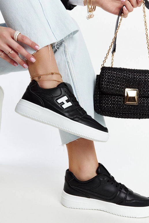 Mustad tossud valgel platvormil Mentha