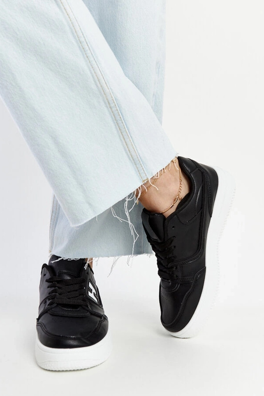 Mustad tossud valgel platvormil Mentha