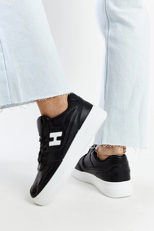 Mustad tossud valgel platvormil Mentha