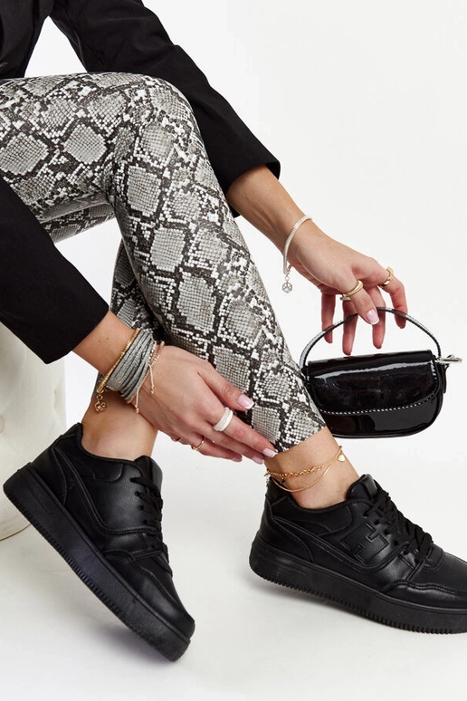 Mustad platvormiga spordijalatsid Mentha