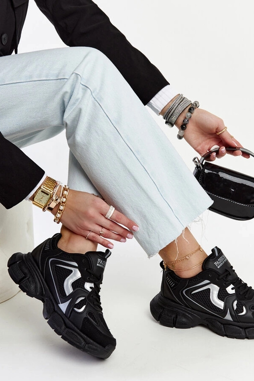 Mustad tossud massiivse Jacobine tallaga