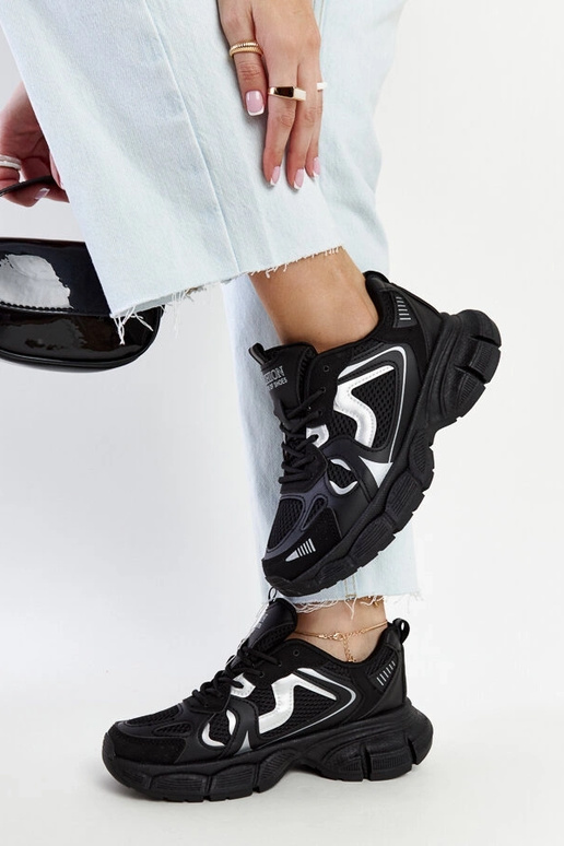 Mustad tossud massiivse Jacobine tallaga