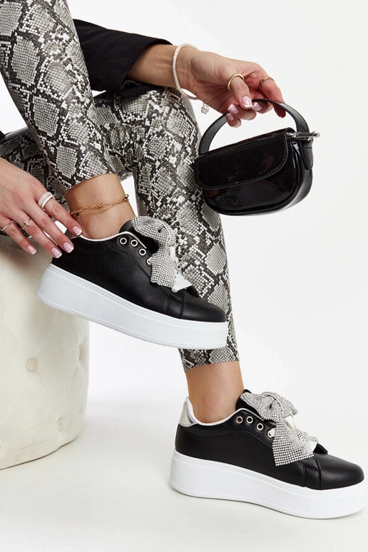 Mustad tossud kõrgel platvormil Rensje