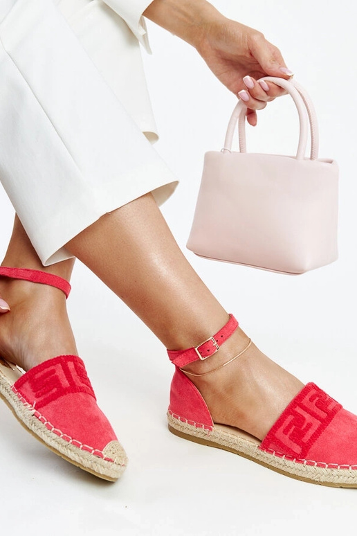 Tumeroosad dekoratiivse tikandiga...