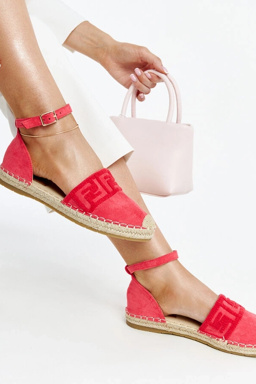 Tumeroosad dekoratiivse tikandiga...